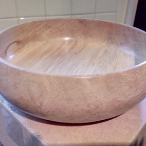 Handgedrechselte Schale aus Platanen-Hartholz: Kontrastierende Holzmaserung (24cm x 7cm)