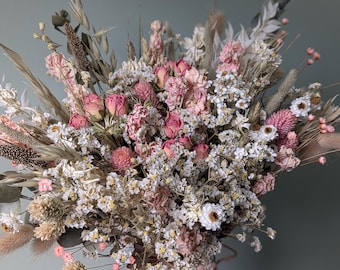 Ramo de flores secas de eucalipto y rosas rosadas // flores secas para bodas // flores nupciales.