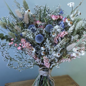 Ramo de flores secas de eucalipto, equinops y rosa rosa // flores secas para bodas // flores nupciales.