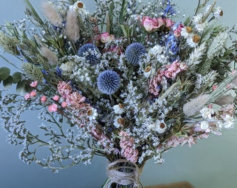 Ramo de flores secas de eucalipto, equinops y rosa rosa // flores secas para bodas // flores nupciales.
