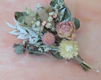 Botones de flores secas de rosa rosa y eucalipto.