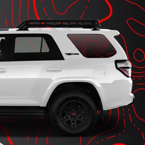 Raamsticker 4 loper topografische kaart patroon - past Toyota 4 runner 5e generatie - set van 2