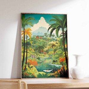 Könnte beinhalten: Ein gerahmter Kunstdruck, der eine üppige tropische Landschaft mit Palmen, einem Fluss und Bergen zeigt. Das Kunstwerk zeigt lebendige Grüntöne, Orangetöne und Blautöne und schafft eine ruhige und farbenfrohe Szene. Der Druck wird auf einer Holzoberfläche präsentiert.