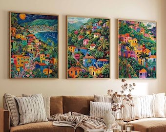 Può includere: Tre dipinti colorati incorniciati che raffigurano una città tropicale sull'isola con edifici, palme e un oceano blu. I dipinti sono appesi a una parete sopra un divano componibile marrone con cuscini a righe.