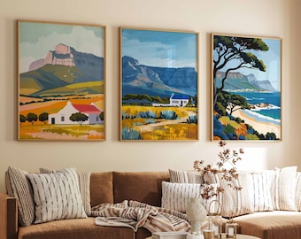 Puede incluir: Un sofá seccional marrón con almohadas de tiro a rayas blancas y marrones y una manta de tiro marrón y beige. El sofá está frente a una pared con tres pinturas de paisajes enmarcadas. Las pinturas son de montañas, una playa y una casa con una montaña en el fondo. Hay una mesa de café de madera frente al sofá.