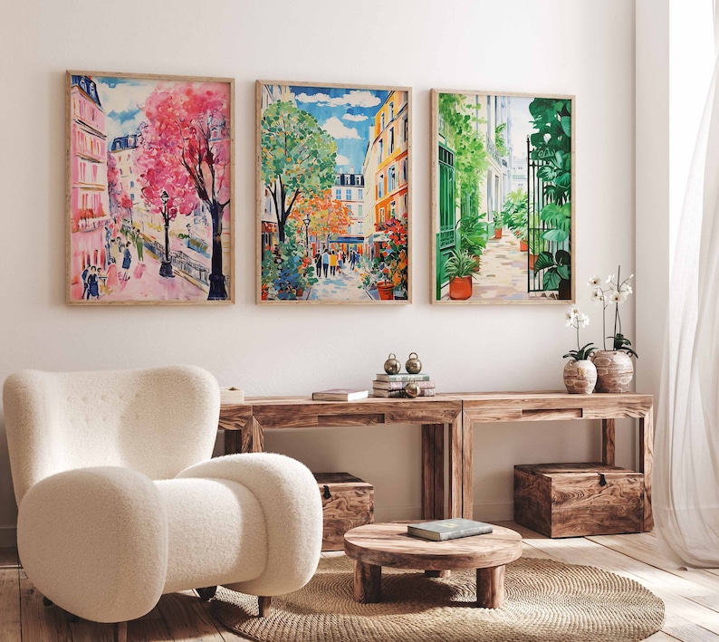 K&ouml;nnte beinhalten: Drei gerahmte Aquarelle, die Pariser Stra&szlig;enszenen darstellen. Das erste Bild zeigt einen rosa Baum in voller Bl&uuml;te, das zweite einen gr&uuml;nen Baum und das dritte einen gr&uuml;nen Torbogen mit einem Garten.