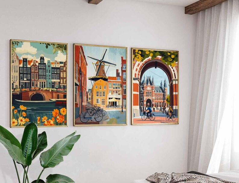 Pu&ograve; includere: Tre stampe artistiche incorniciate raffiguranti paesaggi urbani europei. L'opera presenta edifici colorati, mulini a vento e ingressi ad arco. Nelle scene sono visibili biciclette. Le cornici hanno una finitura dorata e l'arte &egrave; esposta su un muro bianco.