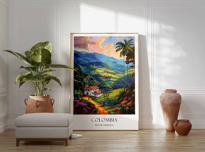 Op de afbeelding: Een kleurrijk schilderij van een weelderig groen landschap met een wit huis en palmbomen. Het schilderij is ingelijst en heeft de tekst "COLOMBIA SOUTH AMERICA" onderaan.