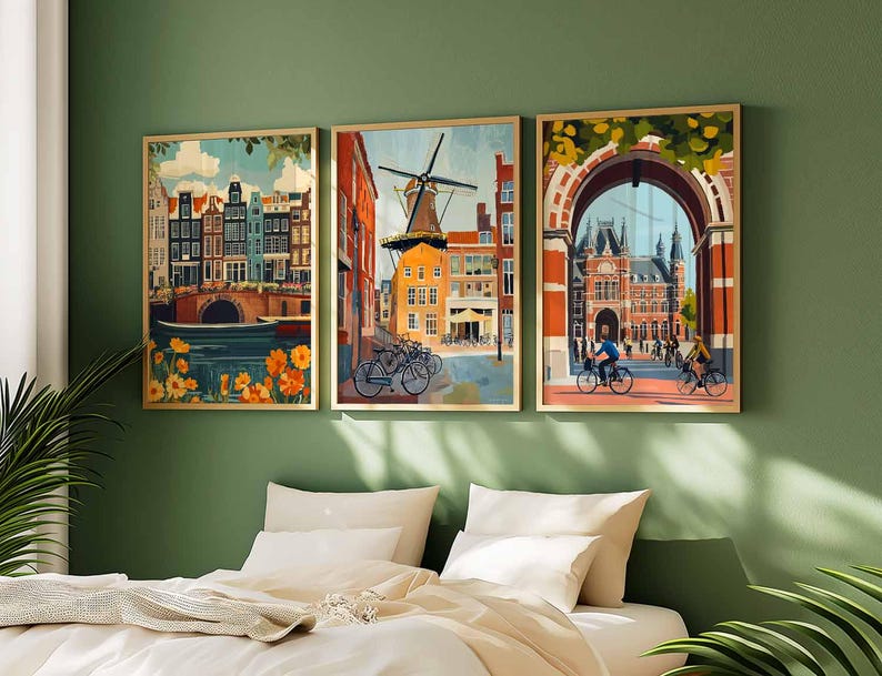 Pu&ograve; includere: Tre stampe artistiche incorniciate raffiguranti paesaggi urbani olandesi. L'opera presenta edifici colorati, canali, mulini a vento e ciclisti. Le stampe sono in cornici dorate e sono esposte su una parete verde sopra un letto con biancheria da letto bianca.