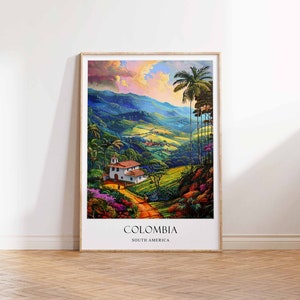 Op de afbeelding: Een vintage reisposter met een kleurrijk landschap met een witte kerk, palmbomen en glooiende heuvels. De poster heeft de tekst "COLOMBIA ZUID-AMERIKA".