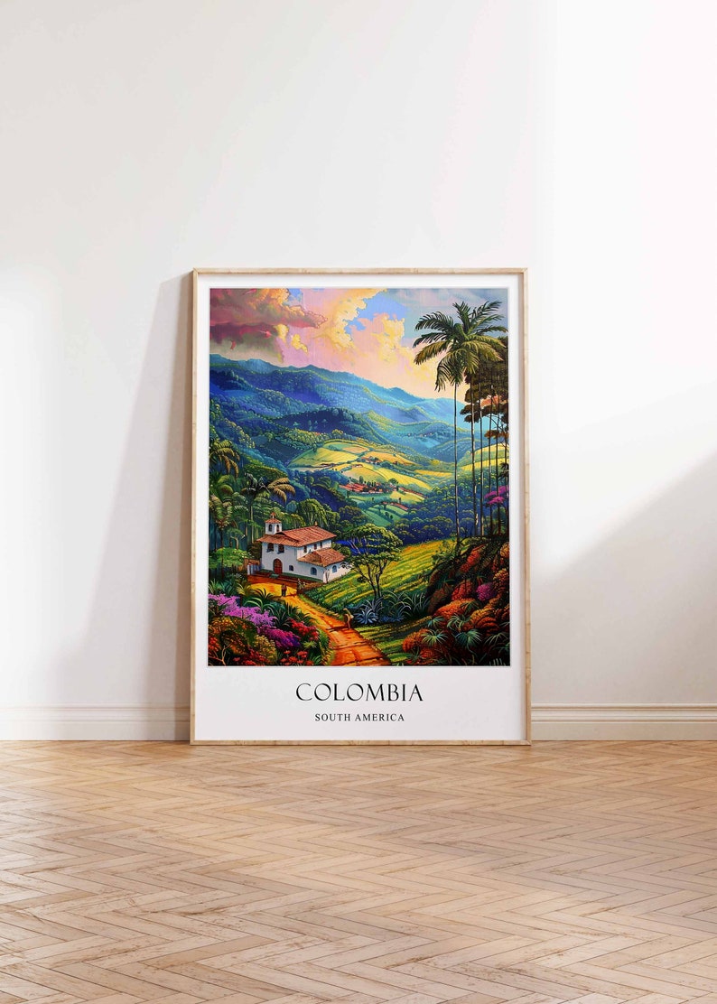 Op de afbeelding: Een vintage reisposter met een kleurrijk landschap met een witte kerk, palmbomen en glooiende heuvels. De poster heeft de tekst "COLOMBIA ZUID-AMERIKA".