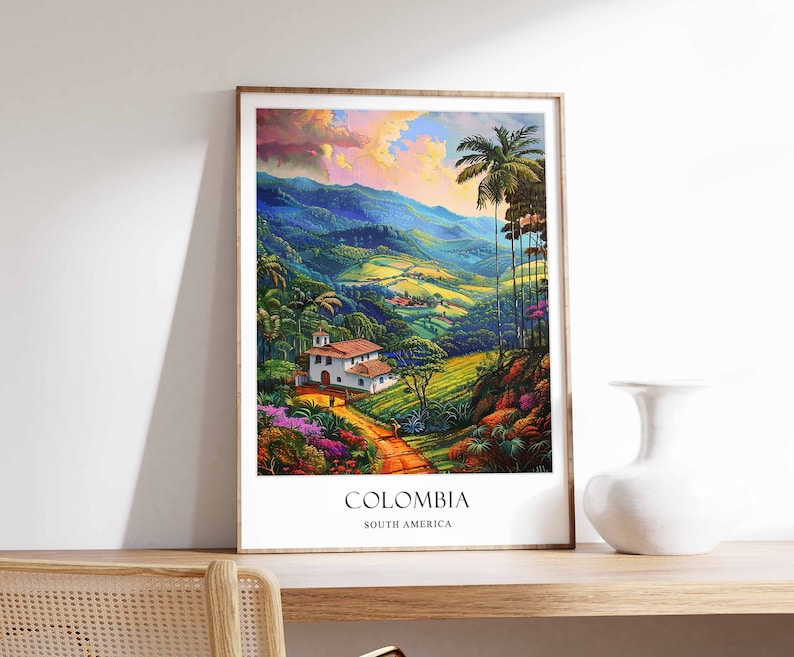 Op de afbeelding: Een vintage reisposter met een kleurrijk landschap met een wit huis, palmbomen en glooiende heuvels. De poster heeft de tekst "COLOMBIA" en "SOUTH AMERICA" onderaan.