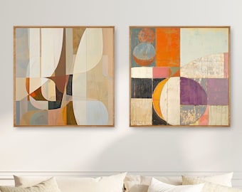Op de afbeelding: Twee abstracte schilderijen met geometrische vormen en gedempte kleuren. De schilderijen zijn ingelijst in hout en hangen aan een witte muur boven een beige bank.