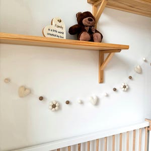 Ghirlanda di fiori in feltro Ghirlanda di cuori Ghirlanda di margherite Ghirlanda per cameretta dei bambini Bandierine in feltro Catena per cameretta dei bambini Bandierine per cameretta dei bambini Decorazioni per cameretta delle bambine Cameretta dei bambini in stile boho