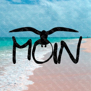 Puede incluir: Silueta negra de una gaviota volando sobre la palabra "MOM" en una fuente estilizada. La palabra est&aacute; en una playa de arena blanca y agua azul.