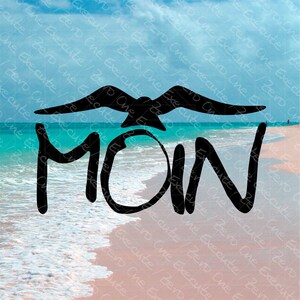 Puede incluir: Dise&ntilde;o gr&aacute;fico en blanco y negro de la palabra "MAM&Aacute;" con una gaviota volando sobre la palabra. El fondo es una escena de playa con agua azul y arena blanca.