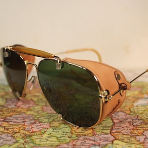 Gafas voor de aviadores, montura dorada en lentes de cristal verde con protectores laterales the cuero TAN