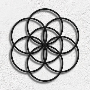 Könnte beinhalten: Eine schwarze Wanddekoration aus Metall in Form einer Lebensblume, einem geometrischen Muster aus sich überlappenden Kreisen.