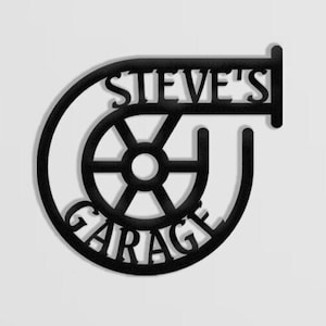 Könnte beinhalten: Schwarzes Metallschild mit einer stilisierten Darstellung eines Kompressors und dem Text "STEVE'S GARAGE".