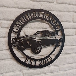 Puede incluir: Placa de metal negro con la silueta de un coche cl&aacute;sico y el texto "Garrido Garage Est. 2015".