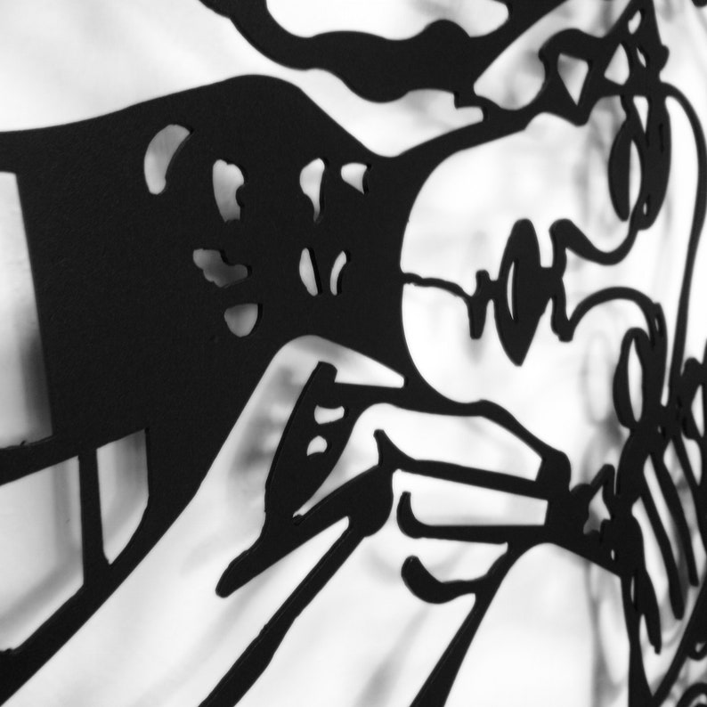 Op de afbeelding: Zwart-witte silhouet van twee figuren, mogelijk dansers, met ingewikkelde details en overlappende ledematen.