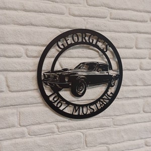 Puede incluir: Placa de metal negro con la silueta de un Ford Mustang de 1967 y el texto "George's 1967 Mustang".