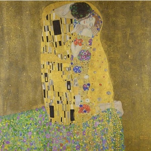 Op de afbeelding: Een schilderij dat een omhelzend paar afbeeldt, waarbij de man zich buigt om de vrouw te kussen. Het kunstwerk maakt gebruik van bladgoud en ingewikkelde patronen. De vrouw draagt een bloemenjurk en het paar staat tegen een gouden achtergrond.