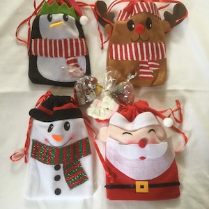 Bolsa navideña con gelatinas y chocolates festivos.