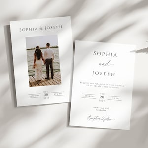 Op de afbeelding: Twee huwelijksuitnodigingen met de namen "Sophia & Joseph" in elegante lettertypen. Eén uitnodiging bevat een foto van een stel. De datum "20 dec. 2025" staat op beide kaarten. Droogbloemen zijn op de achtergrond.