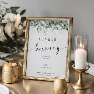 Modelo de placa de amor de casamento está se formando, placa de bar de bebidas quentes com vegetação de eucalipto para impressão, chá verde editável, download de templatett #BL20
