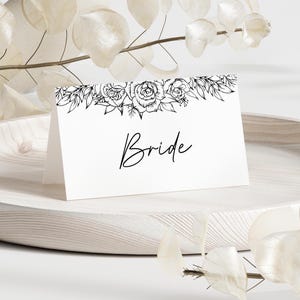 Modelo de cartão de lugar preto e branco, cartão de nome de casamento com contorno floral, cartões de lugar editáveis, download para impressão, cartão de assento com nome