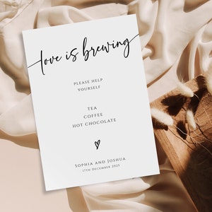 O amor está se formando modelo para impressão, placa editável para bebidas quentes de casamento, placa moderna para chá e café com script em preto e branco, download do templatett #BL77