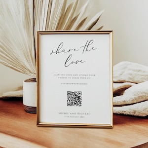 Op de afbeelding: Een goudkleurig ingelijst bord met de tekst "share the love" in sierlijke letters. Het bevat een QR-code en instructies om foto's te uploaden. Het bord is gedateerd 17 augustus 2025 en is voor Sophie en Richard.