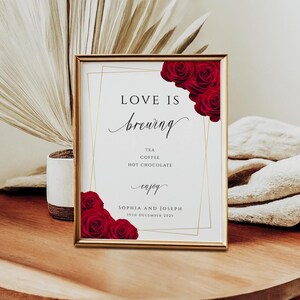 Modelo de placa de amor vermelho está se formando, placa para impressão de bar de bebidas quentes para casamento em rosa e dourado, placa editável para chá e café, download Templett #BL6