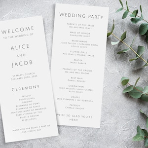 Può includere: Due programmi bianchi per la cerimonia nuziale con testo nero, con i nomi di Alice e Jacob, la data e l'ordine degli eventi. Il secondo programma elenca gli invitati al matrimonio. Rami di eucalipto sullo sfondo.