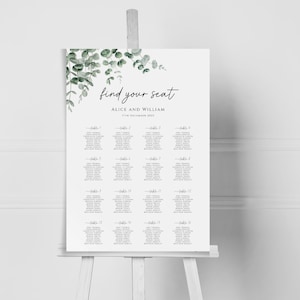 Puede incluir: Un plano de asientos de boda blanco con una guirnalda de eucalipto verde en la parte superior. El gráfico está titulado "find your seat" con los nombres "Alice and William" y la fecha "17th December 2023". El gráfico enumera los nombres de los invitados asignados a cada mesa.