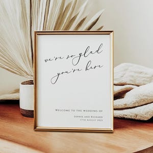 Nos alegra mucho que estés aquí, letrero de bienvenida para bodas, letrero elegante con escritura imprimible, letrero editable para mesa en blanco y negro, Templett descarga BL10