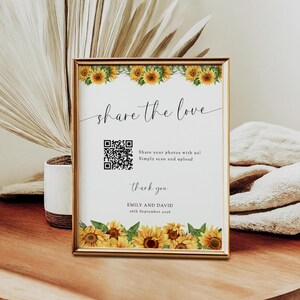 Può includere: Un cartello con cornice dorata con la scritta "share the love" in corsivo, decorato con girasoli. Il cartello include un codice QR e il testo "Condividi le tue foto con noi! Basta scansionare e caricare. Grazie, Emily e David, 26 settembre 2016."