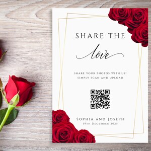 Può includere: Un biglietto bianco con una cornice dorata e rose rosse. Il testo sul biglietto recita "SHARE THE love" e include un codice QR. Il testo sotto il codice QR recita "SOPHIA AND JOSEPH 19TH DECEMBER 2025".