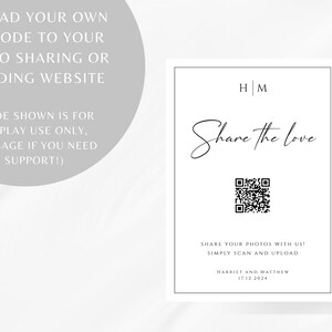 Op de afbeelding: Een witte kaart met een zwarte rand en een QR-code in het midden. De tekst "Share the love" is geschreven in een cursief schrift boven de QR-code. De tekst "HM" is geschreven in de rechterbovenhoek van de kaart. De tekst "SHARE YOUR PHOTOS WITH US! SIMPLY SCAN AND UPLOAD" is geschreven onder de QR-code. De tekst "HARRIET AND MATTHEW 17.12.2024" is geschreven onder de vorige tekst.
