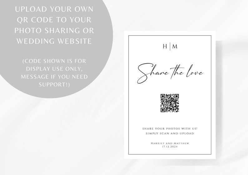 Op de afbeelding: Een witte kaart met een zwarte rand en een QR-code in het midden. De tekst "Share the love" is geschreven in een cursief schrift boven de QR-code. De tekst "HM" is geschreven in de rechterbovenhoek van de kaart. De tekst "SHARE YOUR PHOTOS WITH US! SIMPLY SCAN AND UPLOAD" is geschreven onder de QR-code. De tekst "HARRIET AND MATTHEW 17.12.2024" is geschreven onder de vorige tekst.