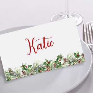Plantilla de tarjeta de lugar para cena de acebo navideño, tarjeta de nombre de fiesta con vegetación invernal imprimible, tarjeta de lugar con piñas festivas, descarga digital