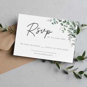 Puede incluir: Tarjeta RSVP blanca con elegante fuente de escritura y diseño de hojas de eucalipto. La tarjeta incluye el texto "RSVP", "By 1st June 2025" y una línea para reservas de asientos. También se incluye la dirección del sitio web.