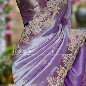 De Aurelia Bridal Tapestry Collection* combineert een zeldzame *zilver-gouden Kanjivaram-stof met een luxueuze gouden rand, pailletten, cutdana en draad.