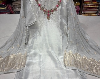 Elegante kurti in seta con pantaloni abbinati e splendido Banarasidupatta, impreziosito da una raffinata lavorazione sulla scollatura per un look festivo di grande effetto.