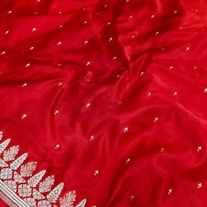 Sari da sposa in seta mashru rossa!! Sari in pura seta mashru banarasi, tessuto a mano in mashru satinato, stivaletti in tessuto zari su tutta la superficie con camicetta.