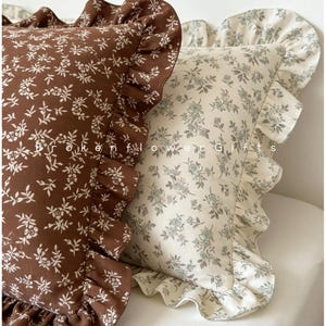 Geblümter Baumwollkissenbezug mit Rüschenrand