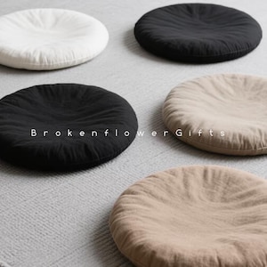 Op de afbeelding: Vijf ronde, platte stoffen kussens in verschillende kleuren. De kussens zijn gemaakt van een zachte, gestructureerde stof en hebben een licht verhoogd midden. Ze zijn perfect om elke kamer een vleugje comfort en stijl te geven.