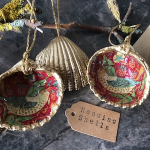 William Morris Strawberry Thief Decorations | Festive Cockle Shell Christmas Decor Baubles | William Morris Christmas Decorations Red Gold