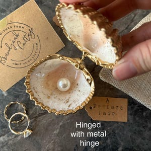 Caja para anillos de concha de mar dorada con diseño de salpicaduras de pan de oro líquido, soporte para anillos de perla y bisagra de metal a elección / varios tamaños Propuesta de playa imagen 7